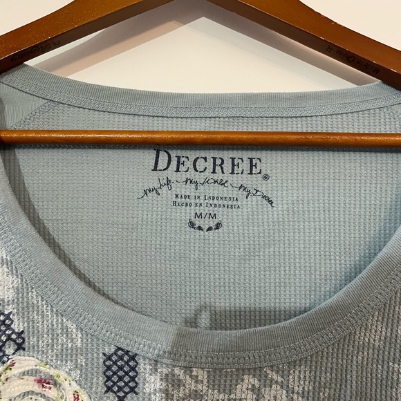 Blue Waffle Top with Floral Design - Picture 3 of 3